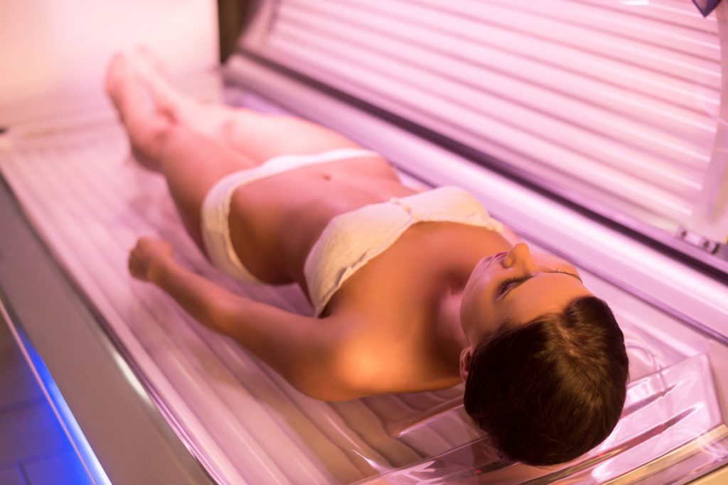 How to Tan Faster in the Sun Safely: 10 Tips, Risks & Precautions